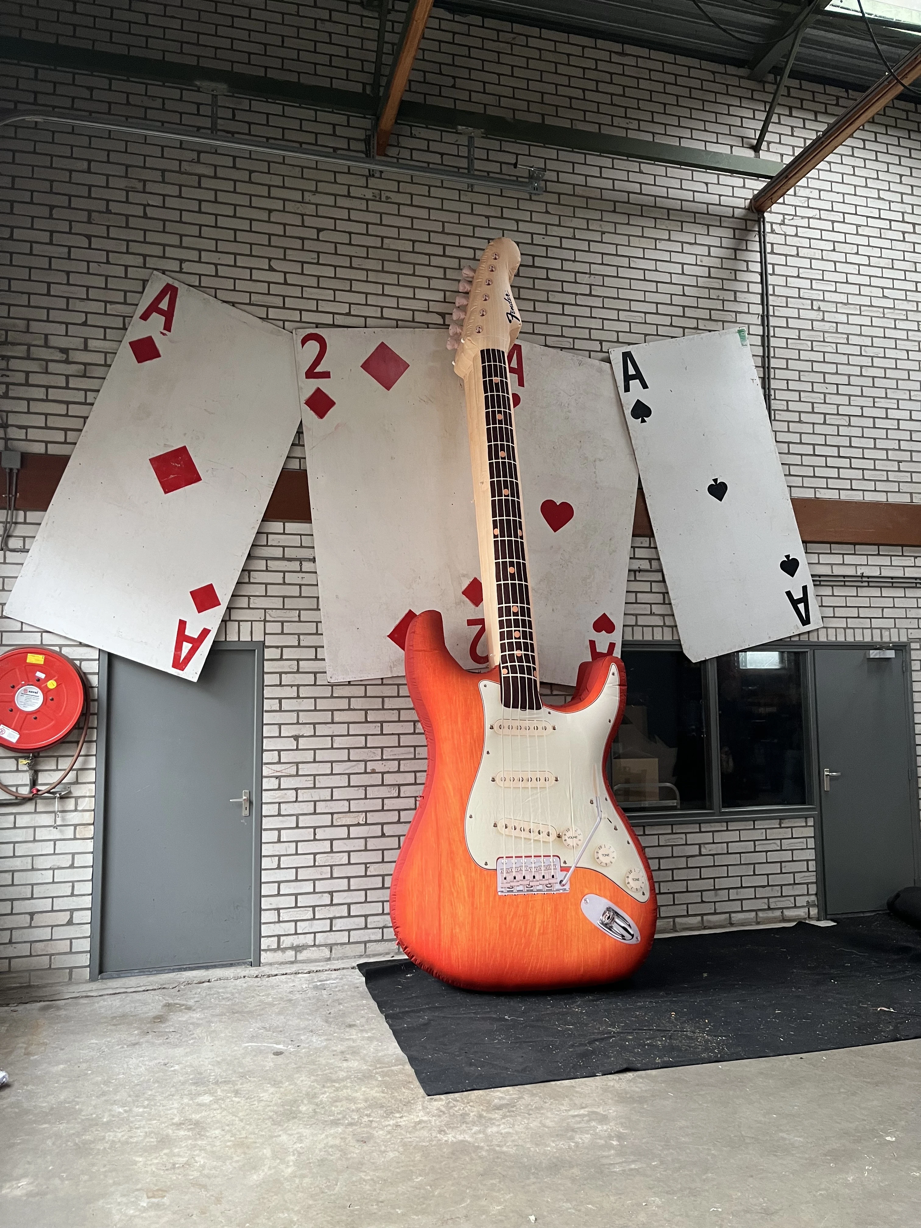 Elektrische gitaar podium festival aankleding